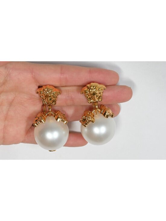 Versace Medusa Pearl Drop Earrings in Oro & Bianco - Picture 5 of 8